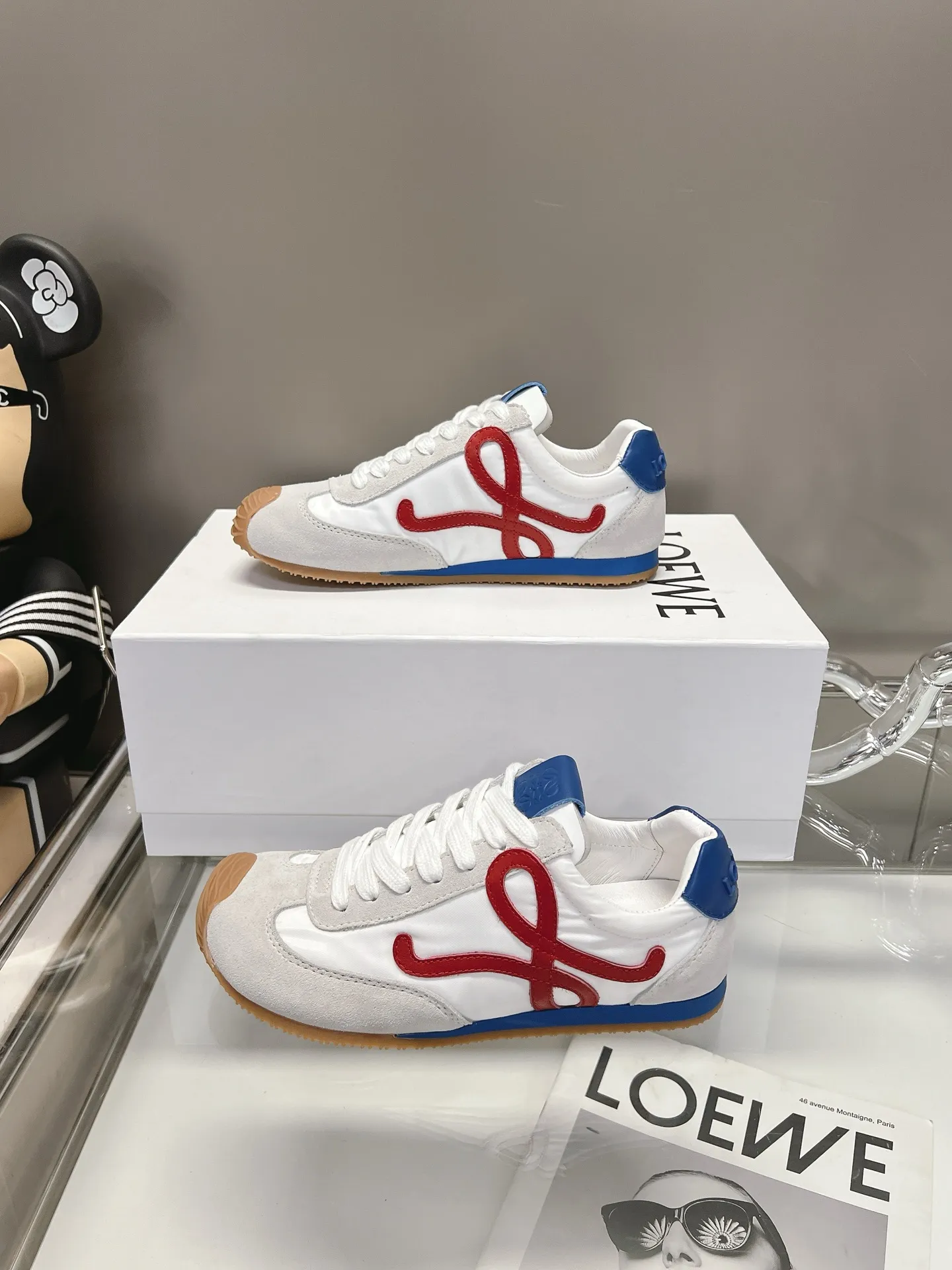 👟👟Ex-factory price 540👟👟 Original BALLET RUNNER2.0 Loewe ballet shoes! Asymmetrical toe shape, Loewe's signature design! Super soft, light and flexible original TPU sole with wavy pattern, (not ordinary rubber sole) original cover last + fierce craftsmanship wrapping feeling, the comfort is first-class! The 3D injection molded rubber LOEWE logo on the heel gives this shoe a retro and elegant interpretation, and incorporates modernity and LOEWE's unique style. There are so many colors and pictures will be updated one after another. Code number: 35-40 (41 customized)